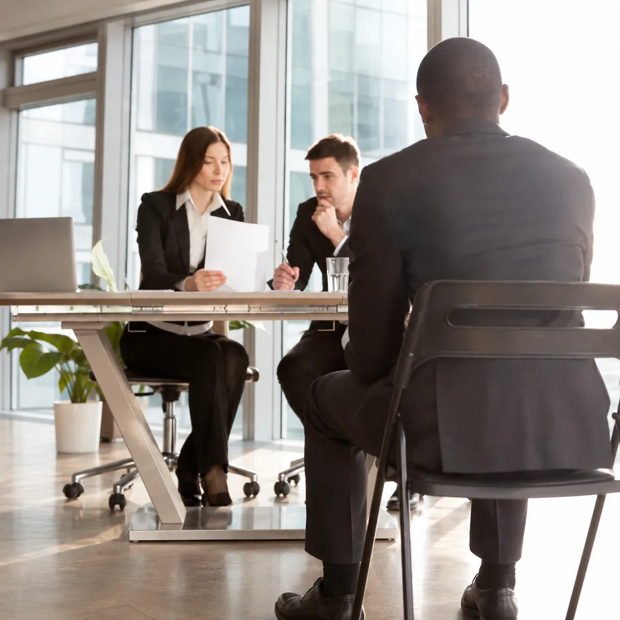 Reunión de trabajo en una oficina
